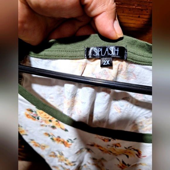 Floral Green and White Women's Top Size 2X - Picture 2 of 3